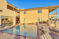Walkable Waterfront Oasis w/ London Bridge Views! - ビーチサイド