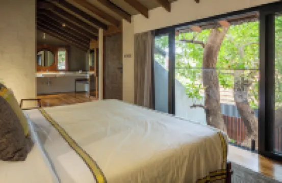 ザ ポストカード マンダレーホール、コーチ