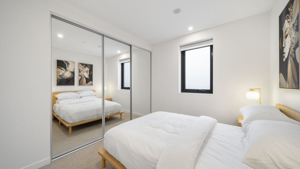 Sleek Inner-City 2-Bed with Swimming Pool & BBQ