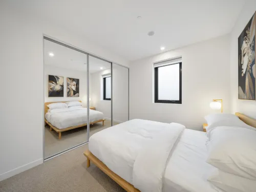 Sleek Inner-City 2-Bed with Swimming Pool & BBQ