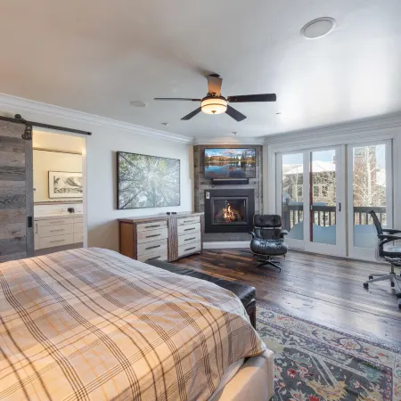 Deer Valley Luxury Mountainside Escape, Outdoor Seating, Private Hot Tub, Walk to Hiking Trails