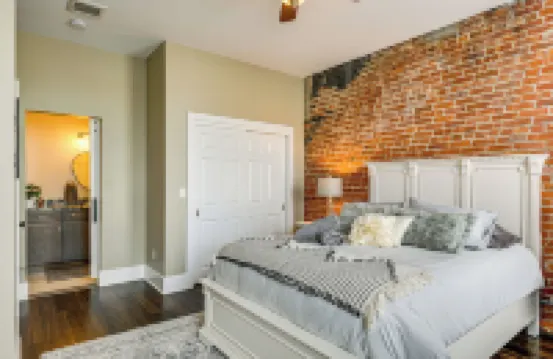 Luxurious 'litfin Loft' - Walk to Main St Akron