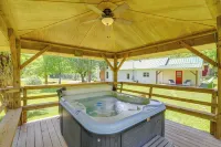 Secluded Marshall Farmhouse w/ Hot Tub! - parking