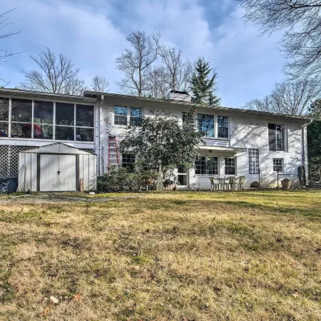 3 Mi to Nih! Spacious Bethesda Apt w/ Yard