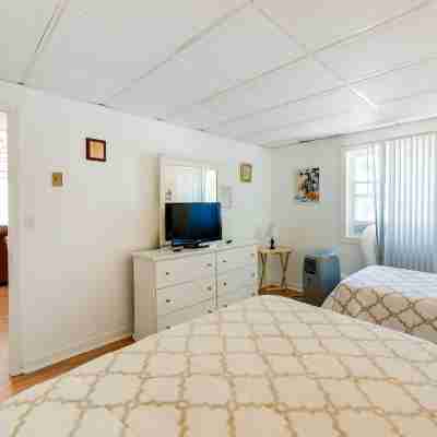 1 Ocean Fun Emerald Isle Apt, Steps to Beaches! Rooms