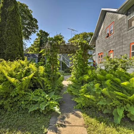 Walk to Dtwn Shops and Eats Sturgeon Bay Retreat