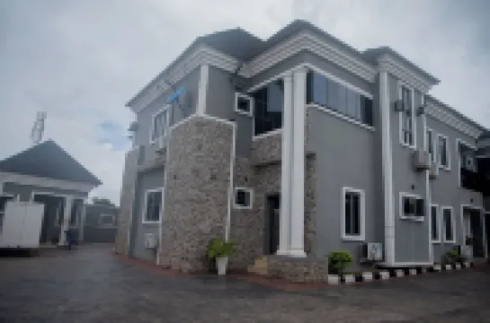 Luxurious 1 Duplex and 3 Flats Apartments, Ugbor Village RD, Benin City Nigeria فنادق في 
