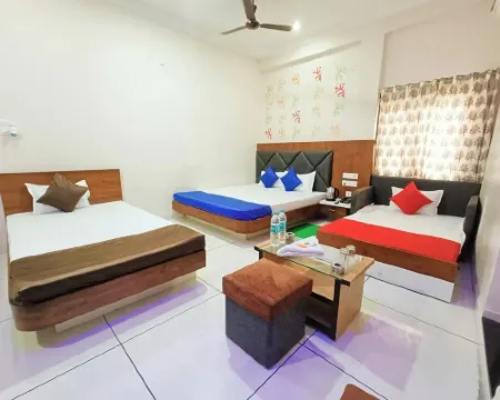 Hotel Shree Rajrajeshwar Palace Hotels in Khargone