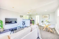StayAU Family-Friendly Home near Deakin - balcony