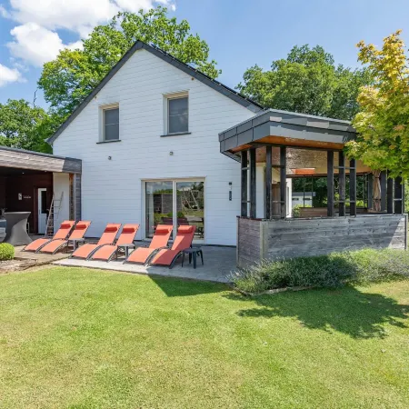 Beautiful, Luxury Home with Sauna, Hot Tub, Private Bathrooms Отели в г. Уффализ