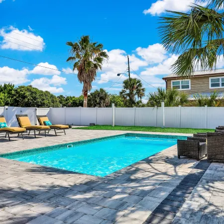 Sunny Upper Level 1 Block From 2 Beaches W/private Pool, High-speed Wi-fi