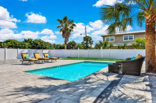 Sunny Upper Level 1 Block From 2 Beaches W/private Pool, High-speed Wi-fi