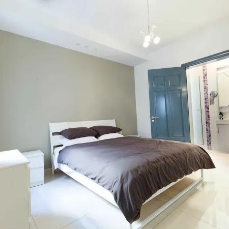 Modern 3BD Apartment with Wide Balcony