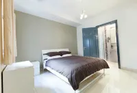 Modern 3BD Apartment with Wide Balcony - balcony
