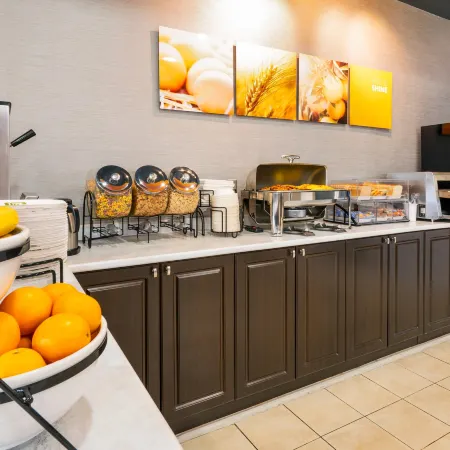 Comfort Hotel & Suites