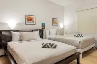 Eagle Beach Area Sunset Getaway w/King Bed