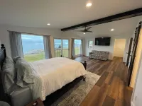 Spacious Bayside Retreat in Door County. All the views and not the traffic.