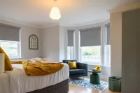 Riverside GEM 6BR With River View NR City Centre - شرفة