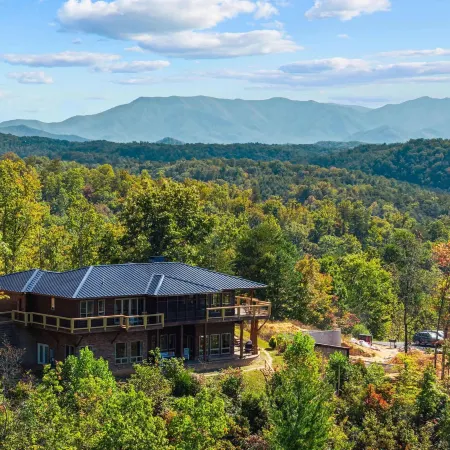 5B/4B Luxe Cabin w/ Hot Tub, Firepit & Game Room