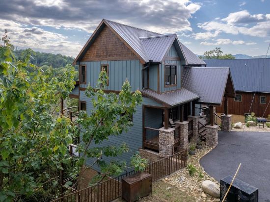 New Lux 4 King Suites | GameRm | Hot Tub | Views