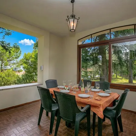 Villa Alberti Apt Bruna 900m from Garda Lake with Shared Garden - Happy Rentals