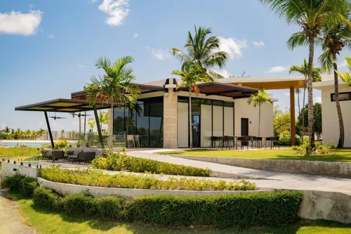 2-Level Retreat + Jacuzzi | Free Airport Transfer