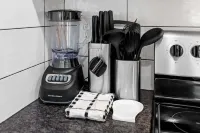 Modern 1BD Condo - Downtown Walkable to F&M Bank Arena - 4-Star