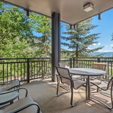 Ski in- ski out  3bd 2ba Modern Contemporary At Capitol Peak Base Village