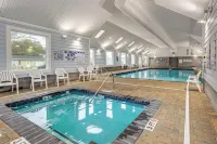 Walk to Ocean: Surfside Beach Home w/ Pool Access - Wifi