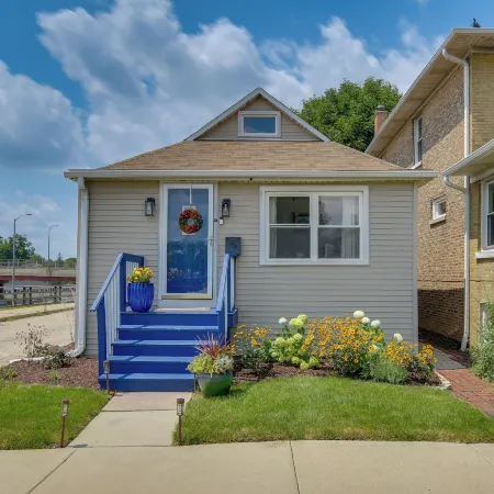 Pet Friendly: 8 Mi to Chicago - Fenced Backyard!