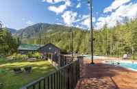 Crazy Creek Resort & Hot Pools - 2-Star