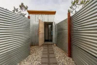Airstream Oasis in Joshua Tree w spa and Fire pit - Apartments