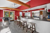 Stowe Retreat Mountain Views & Fenced Backyard by RedAwning - balcony
