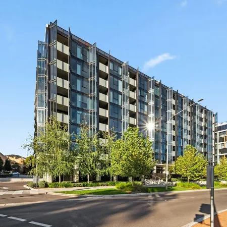 Bright Unit With Secure Parking and Garden Access