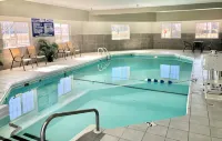 Red Roof Inn & Suites Omaha - Council Bluffs - piscina