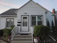 Discounted Charming 2-Bedroom Main-Level Triplex in Rochester - บังกะโล