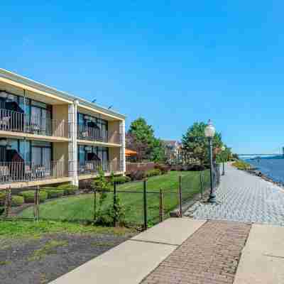 Comfort Inn Edgewater on Hudson River Hotel Exterior