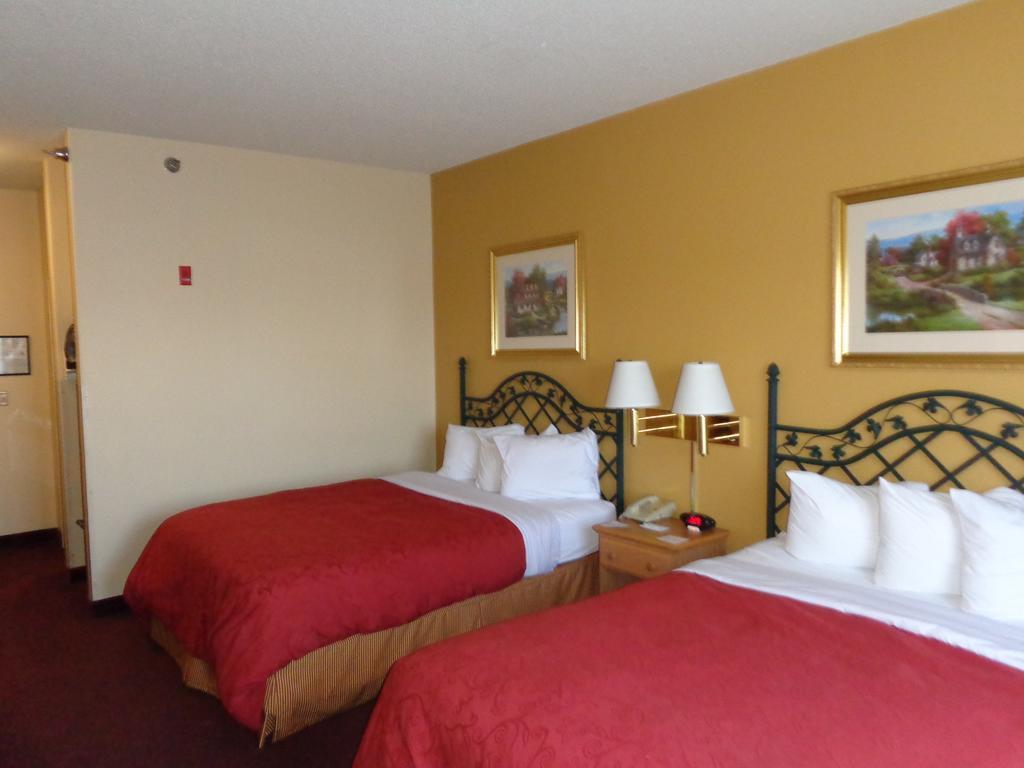 Country Inn & Suites by Radisson, Forest Lake, MN