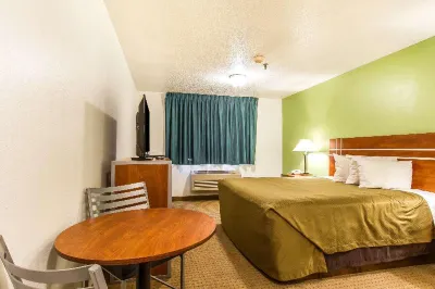 Econo Lodge & Suites