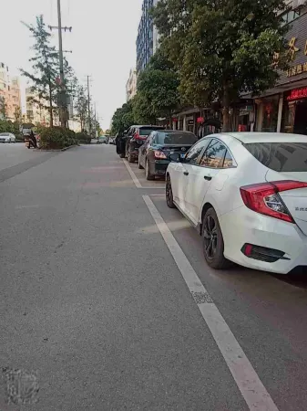 Xintian Tianhong Hotel Отели рядом с достопримечательностью «Shuangbi Square»