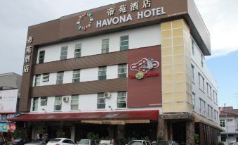 "a brown and white building with the name "" havona hotel "" on it , surrounded by cars parked outside" at Havona Hotel - Kulai