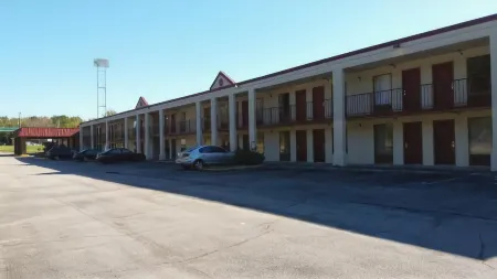 HomeTowne Studios by Red Roof Athens, TN