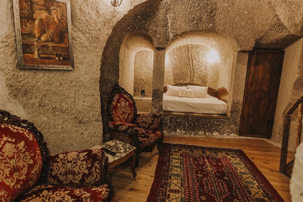 Holiday Cave Hotel
