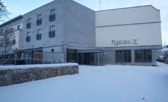 "a large white building with a stone foundation and a sign that says "" parkview ""." at The Parkview Hotel