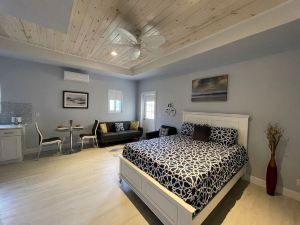 Nicole's Nest: Brand New Exquisite Studio Hideaway