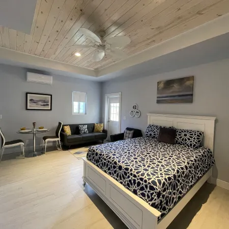 Nicole's Nest: Brand New Exquisite Studio Hideaway