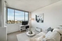 Bright and Sunny Studio Apartment Hotels in Crows Nest