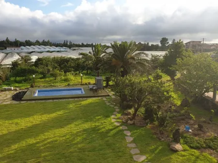 Seogwipo Kosatan Haru Pension Отели рядом с достопримечательностью «Shinhwa Theme Park»