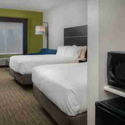 Holiday Inn Express & Suites Lawrence Rooms