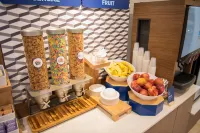 Holiday Inn Express & Suites Elkhart-South by IHG - breakfast